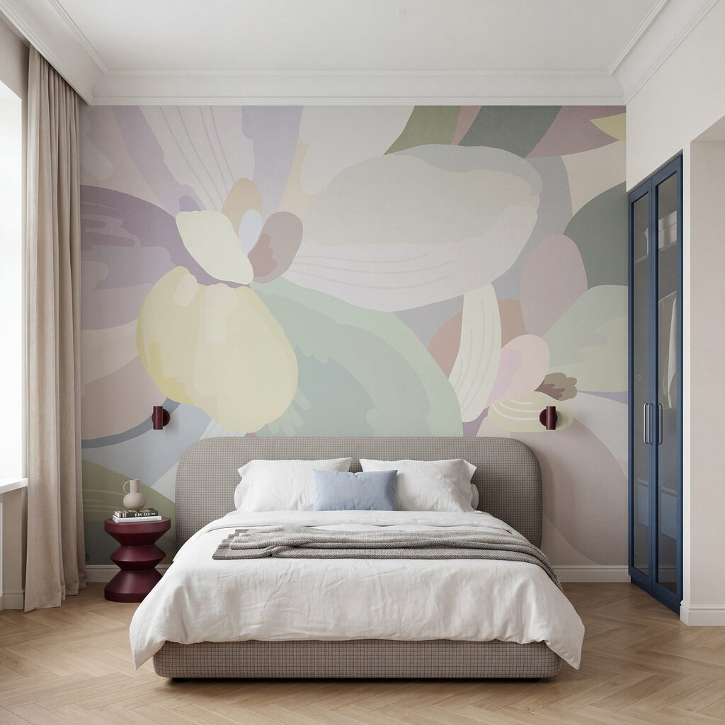 Blüten in sanften Farbflächen in einem Interieur