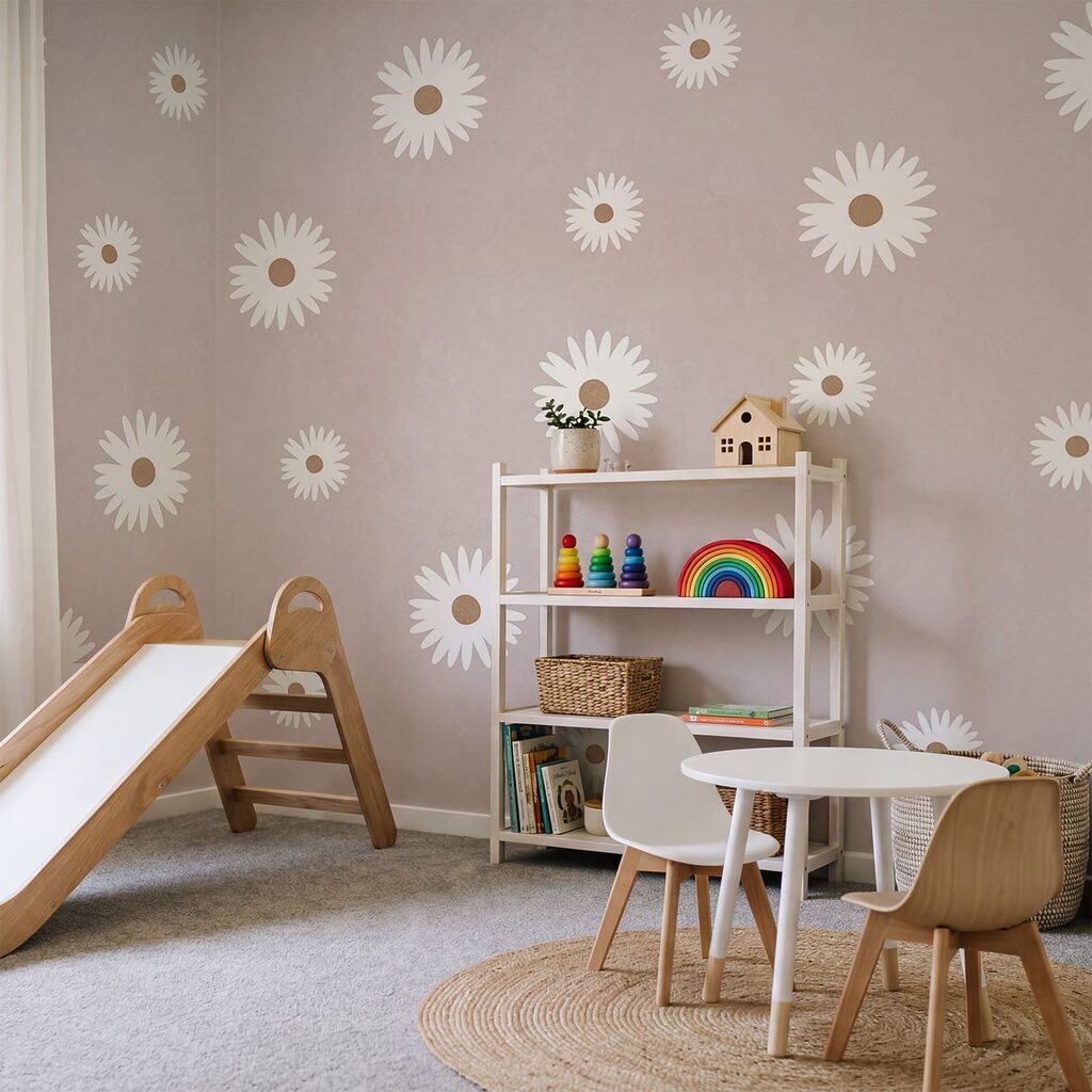 Blümchen auf farbigem Grund in einem Interieur