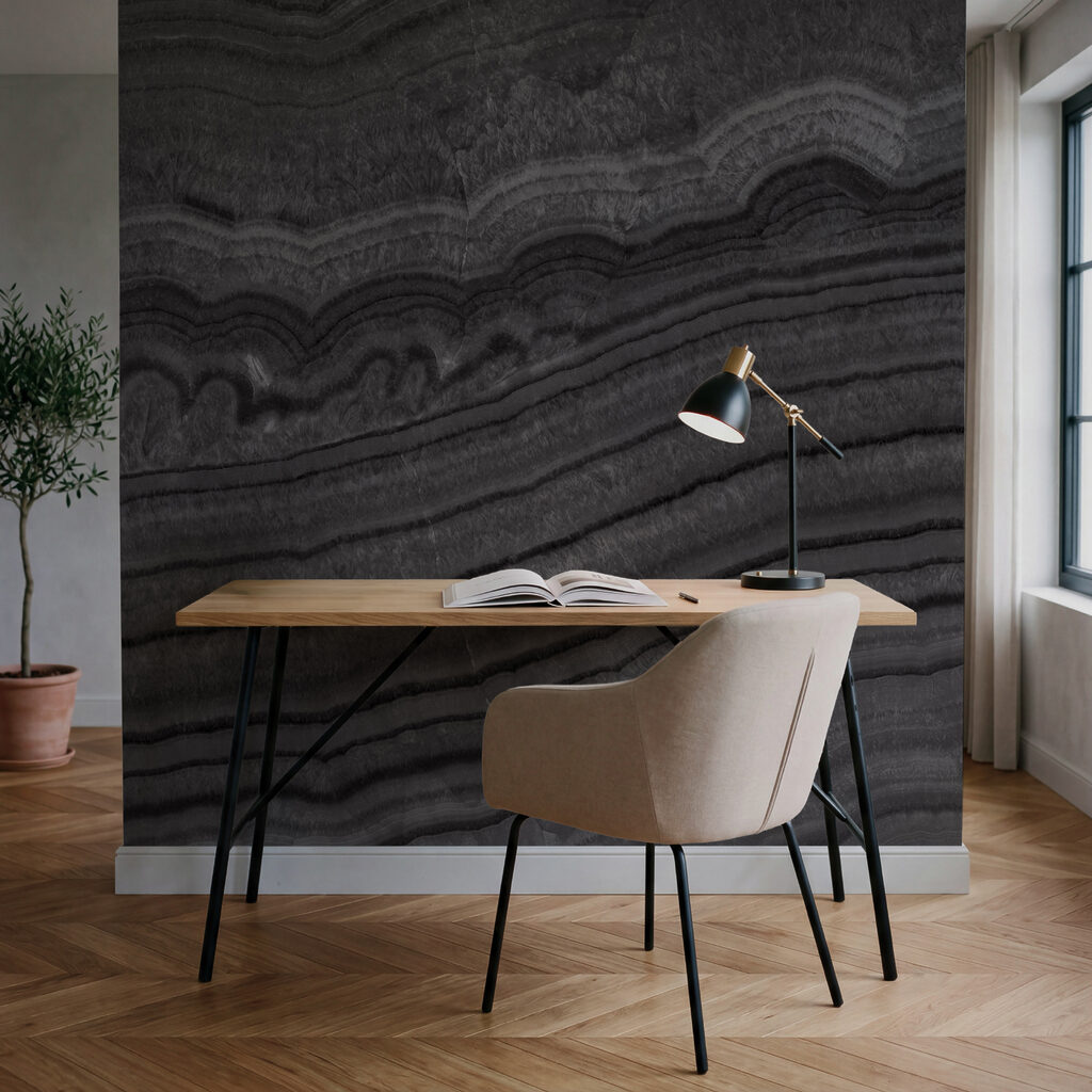 Dunkle Linien in Erdschichten in einem Interieur