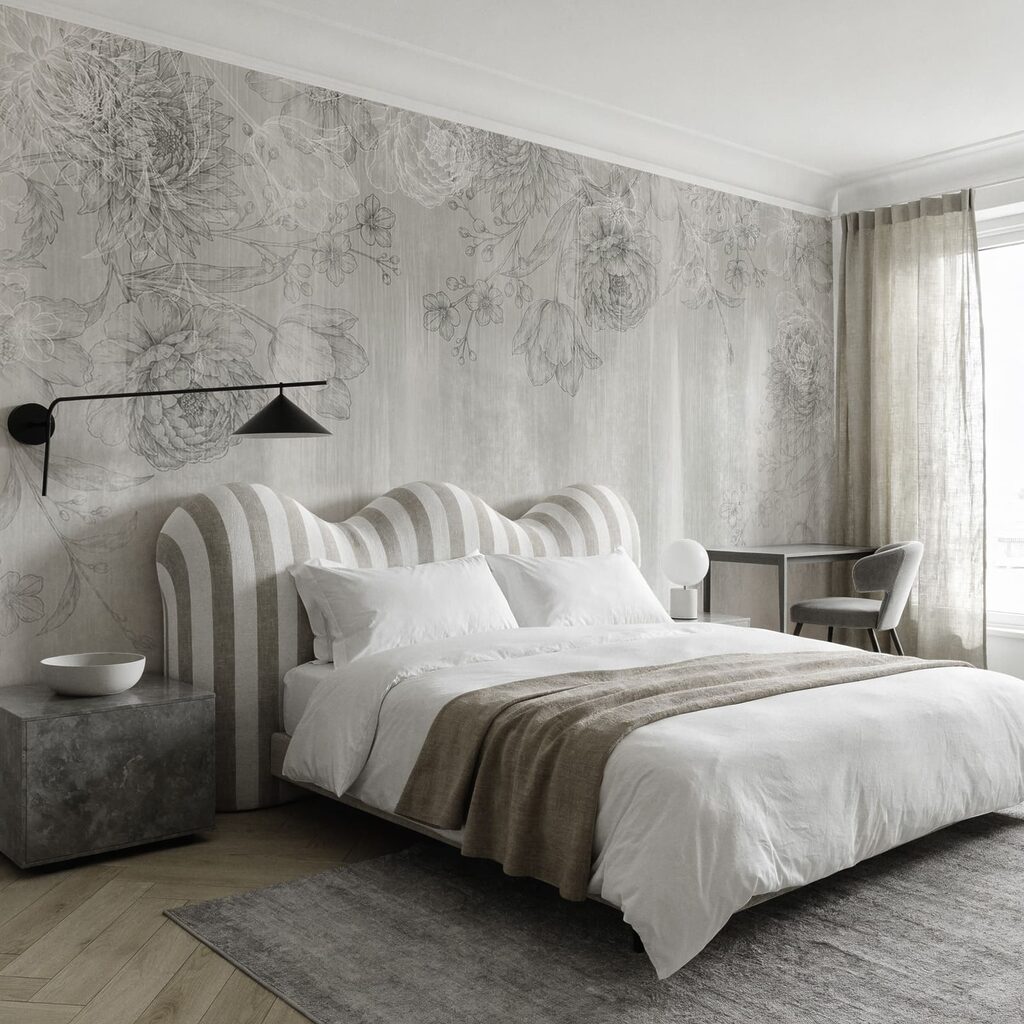 Zarte Blüten über Farbspuren in einem Interieur