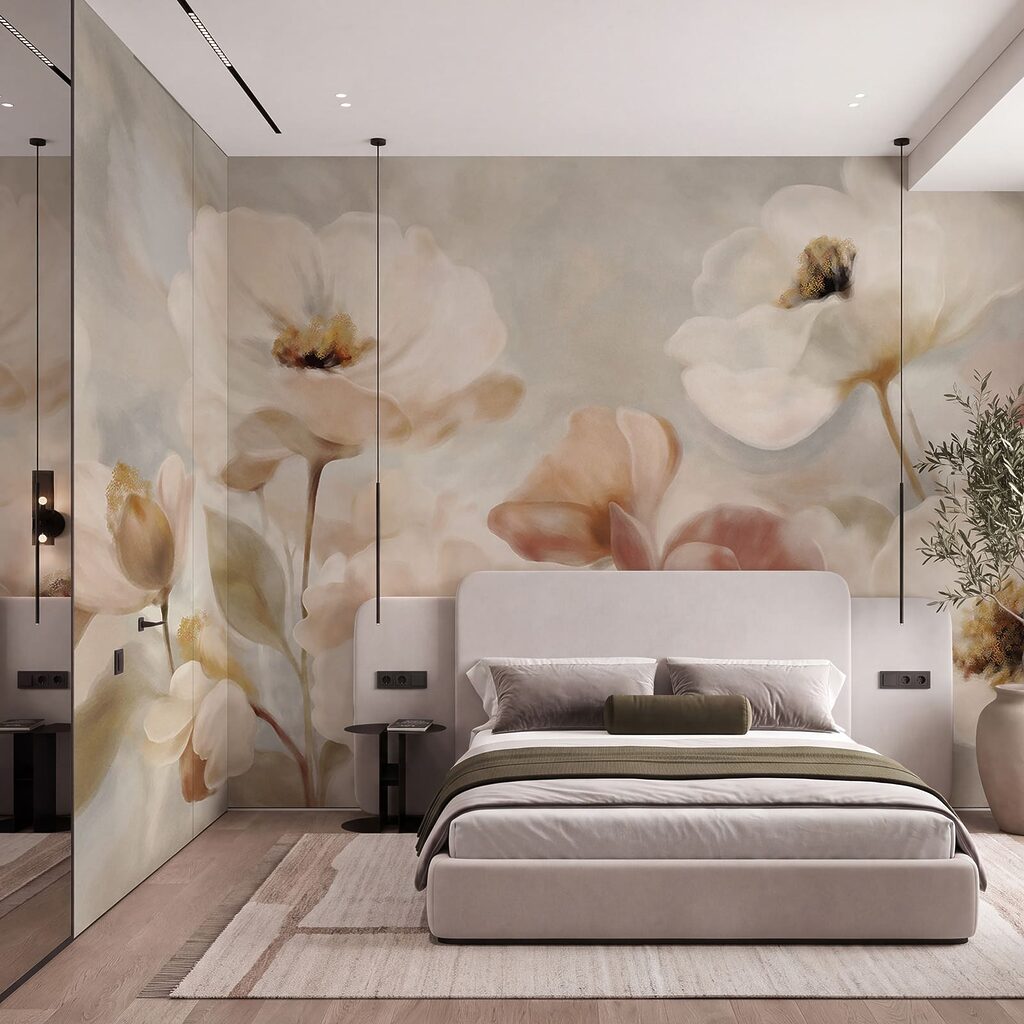 Cremeweiße Blüten in Pinselstrichen in einem Interieur