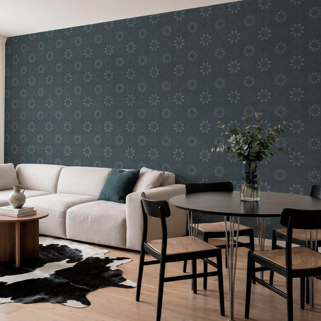 Kleine Blüten auf Dunkelblau in einem Interieur