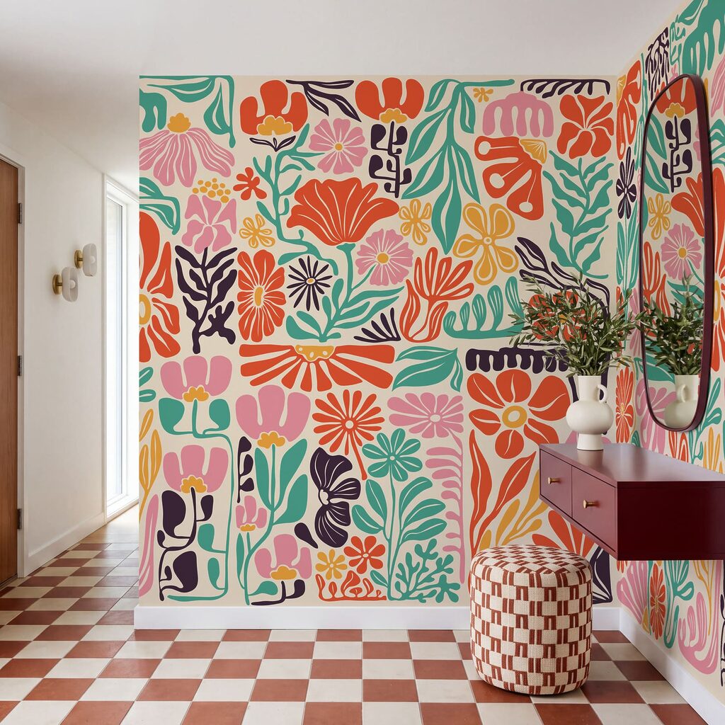 Tropische Blüten wie Scherenschnitte in einem Interieur