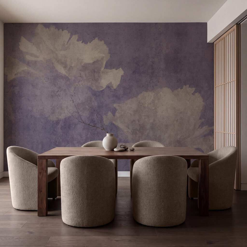 Blütenschemen auf alter Farbe in einem Interieur