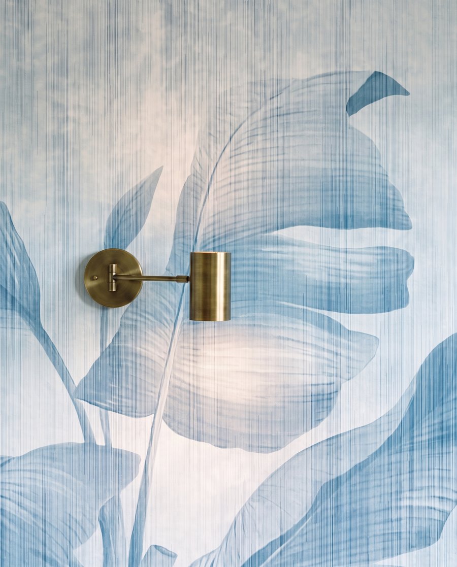 Blattschatten auf verwittertem Weiß — Detail