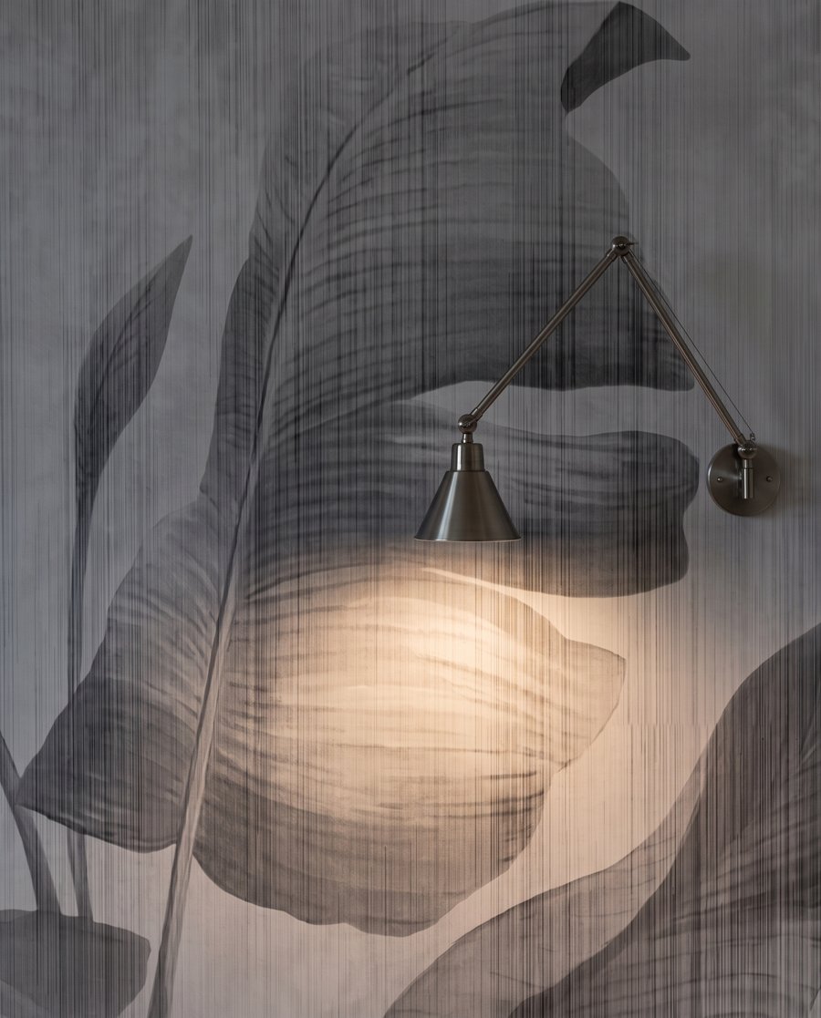 Blattschatten auf verwittertem Weiß — Detail