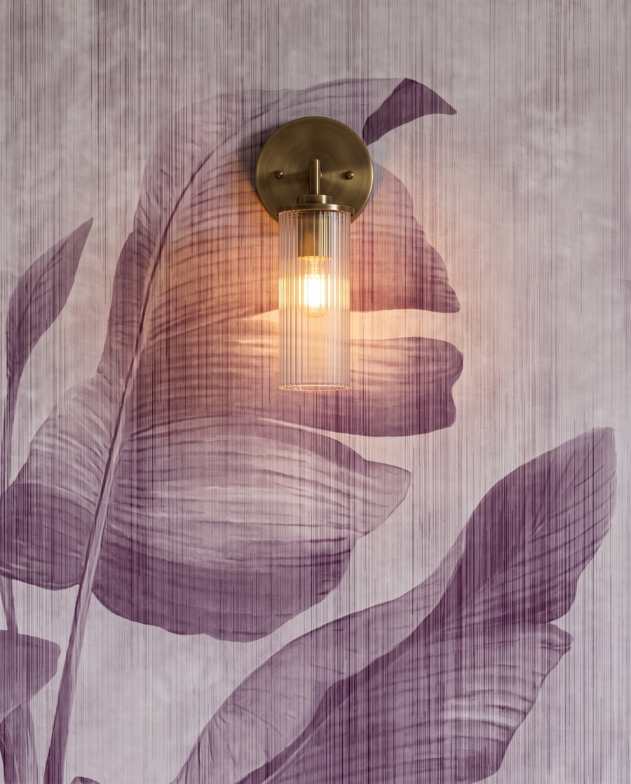 Blattschatten auf verwittertem Weiß — Detail