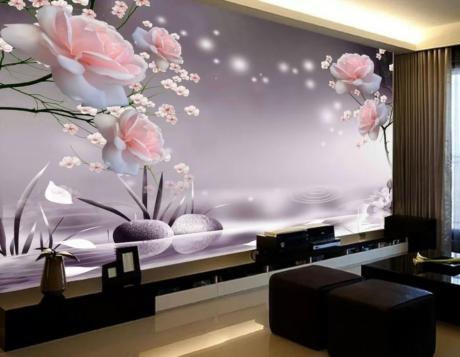Rosa Blüten am Wasser in einem Interieur
