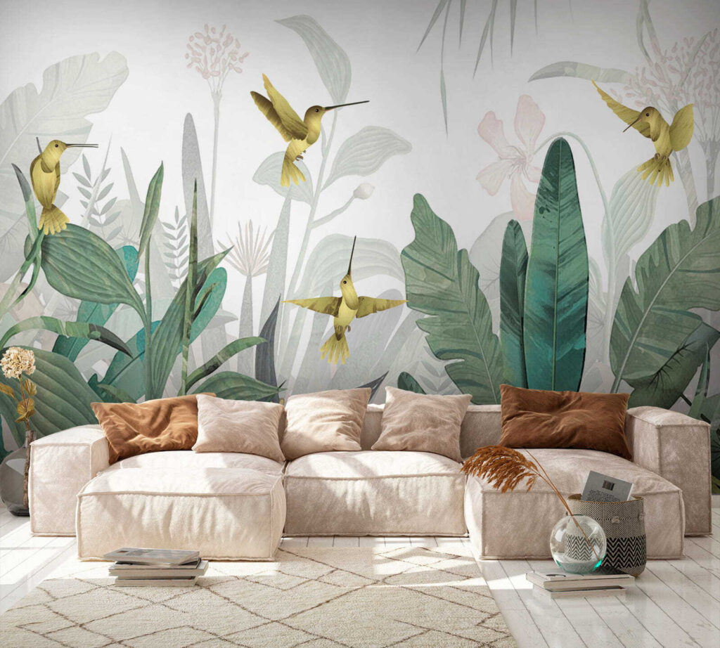 Blüten zwischen hohen Blättern in einem Interieur