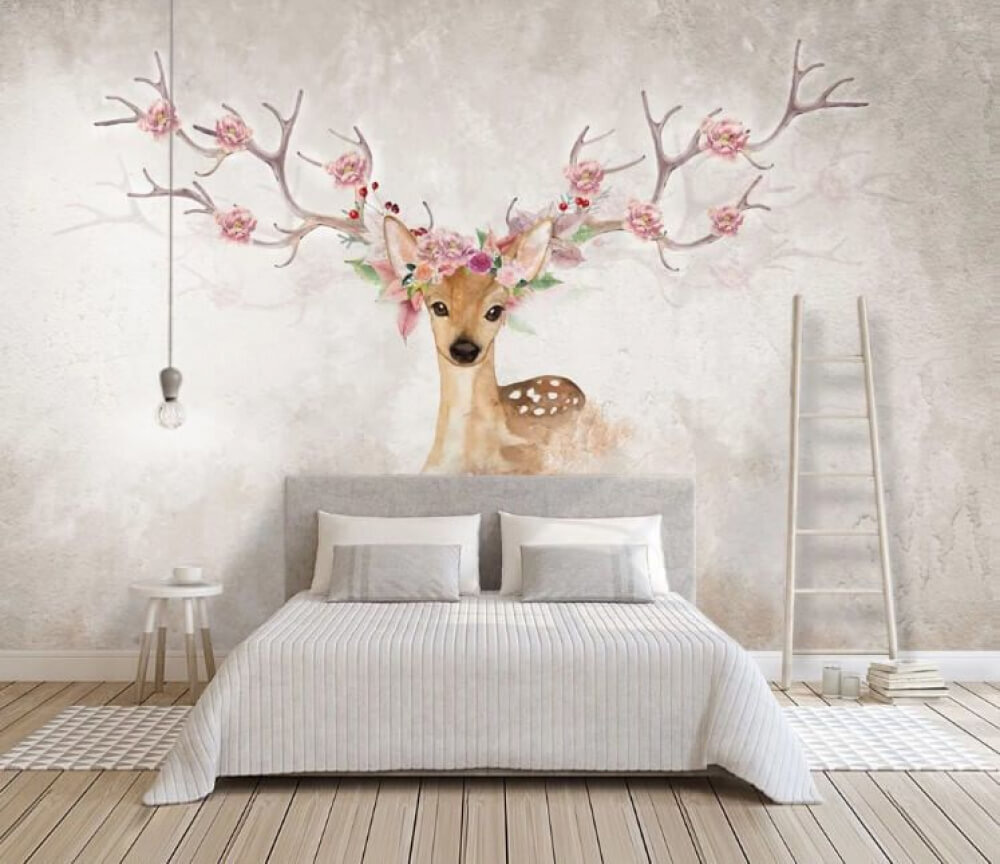 Hirsch mit Blütengeweih in einem Interieur