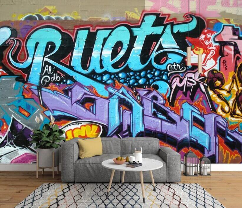 Bunte Graffitibuchstaben in einem Interieur