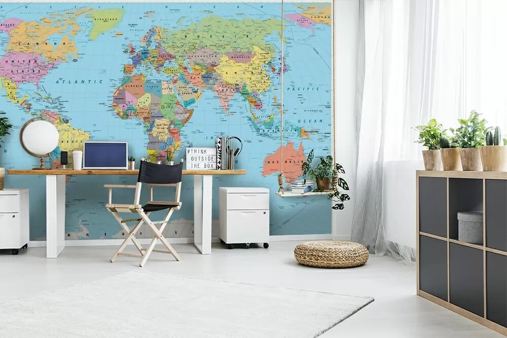 Weltkarte in leuchtenden Farben in einem Interieur