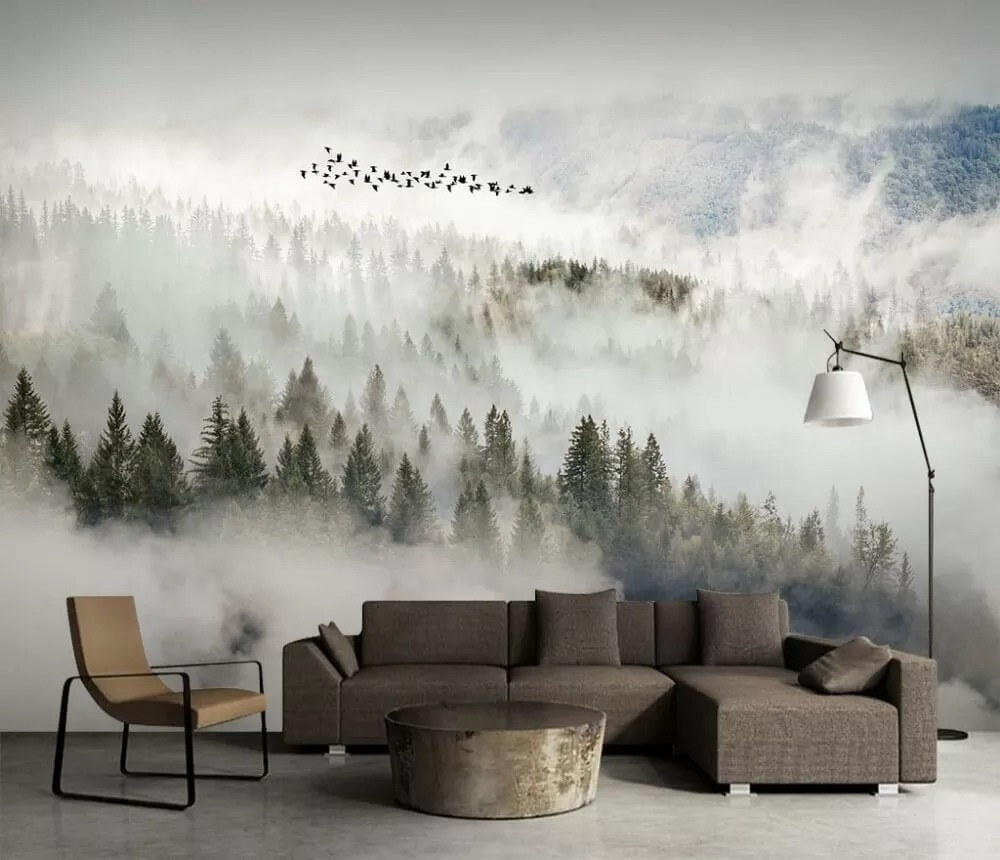 Vögel über nebligen Baumkronen in einem Interieur