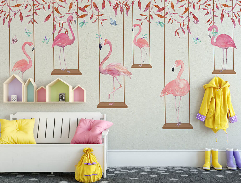 Flamingos auf Schaukeln in einem Interieur