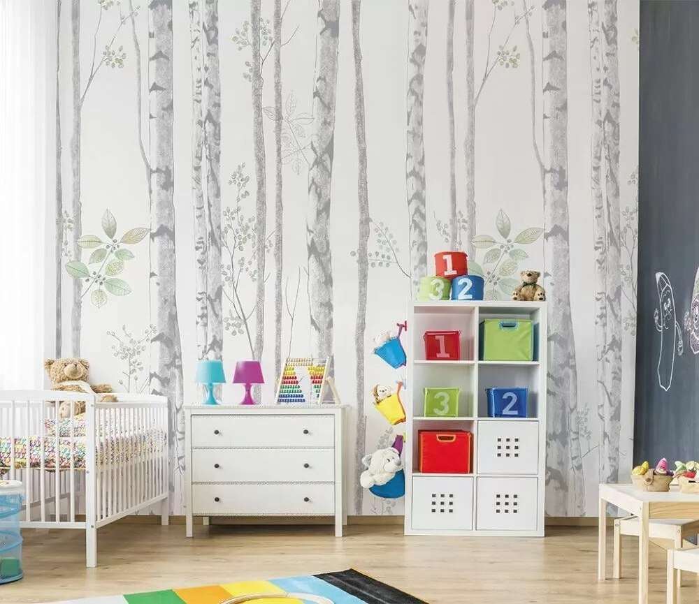 Zarte Bäume auf Weiß in einem Interieur