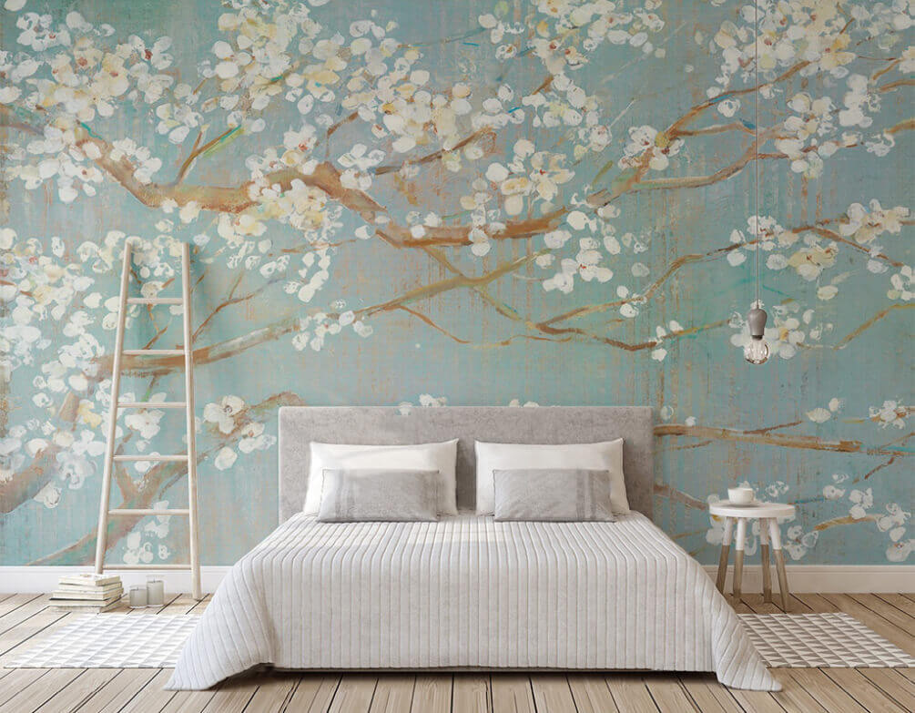 Weiße Blüten auf Türkis in einem Interieur
