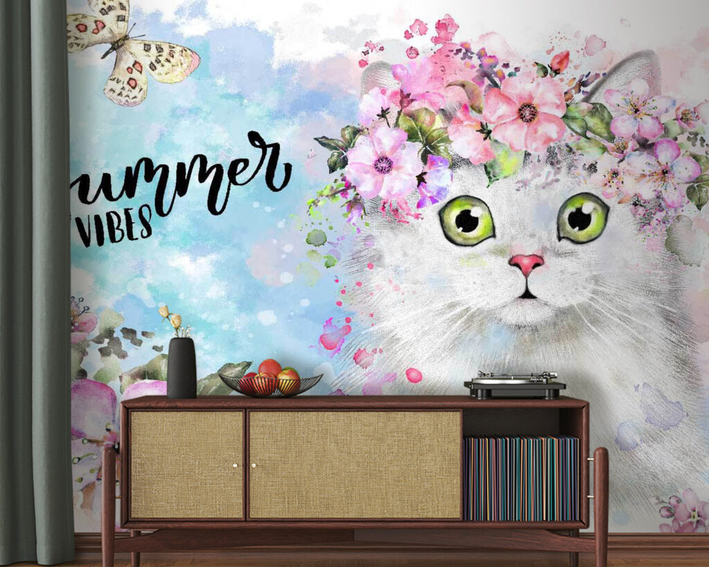 Katze mit Blumenkranz in einem Interieur