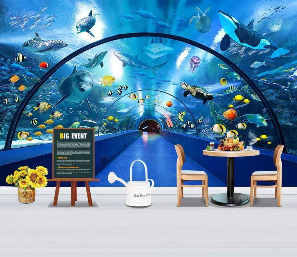 Unter Wasser, zwischen Fischen in einem Interieur
