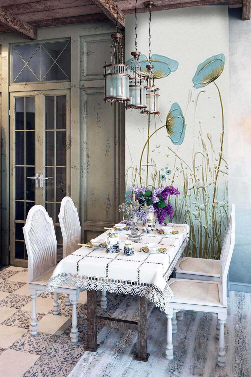Blaue Blüten über Gräsern in einem Interieur
