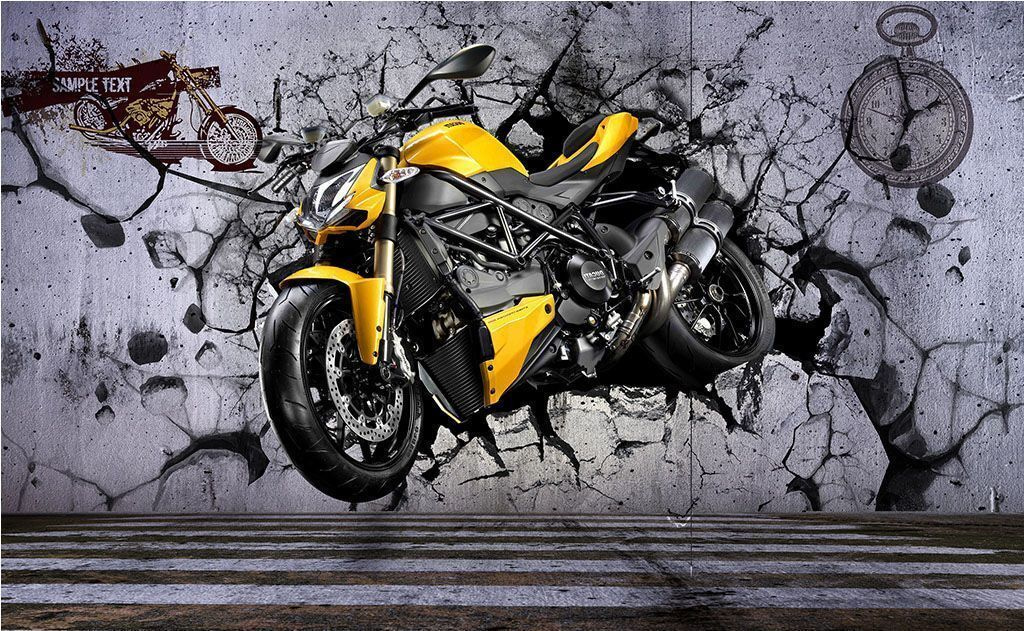 Motorrad durch die Wand in einem Interieur