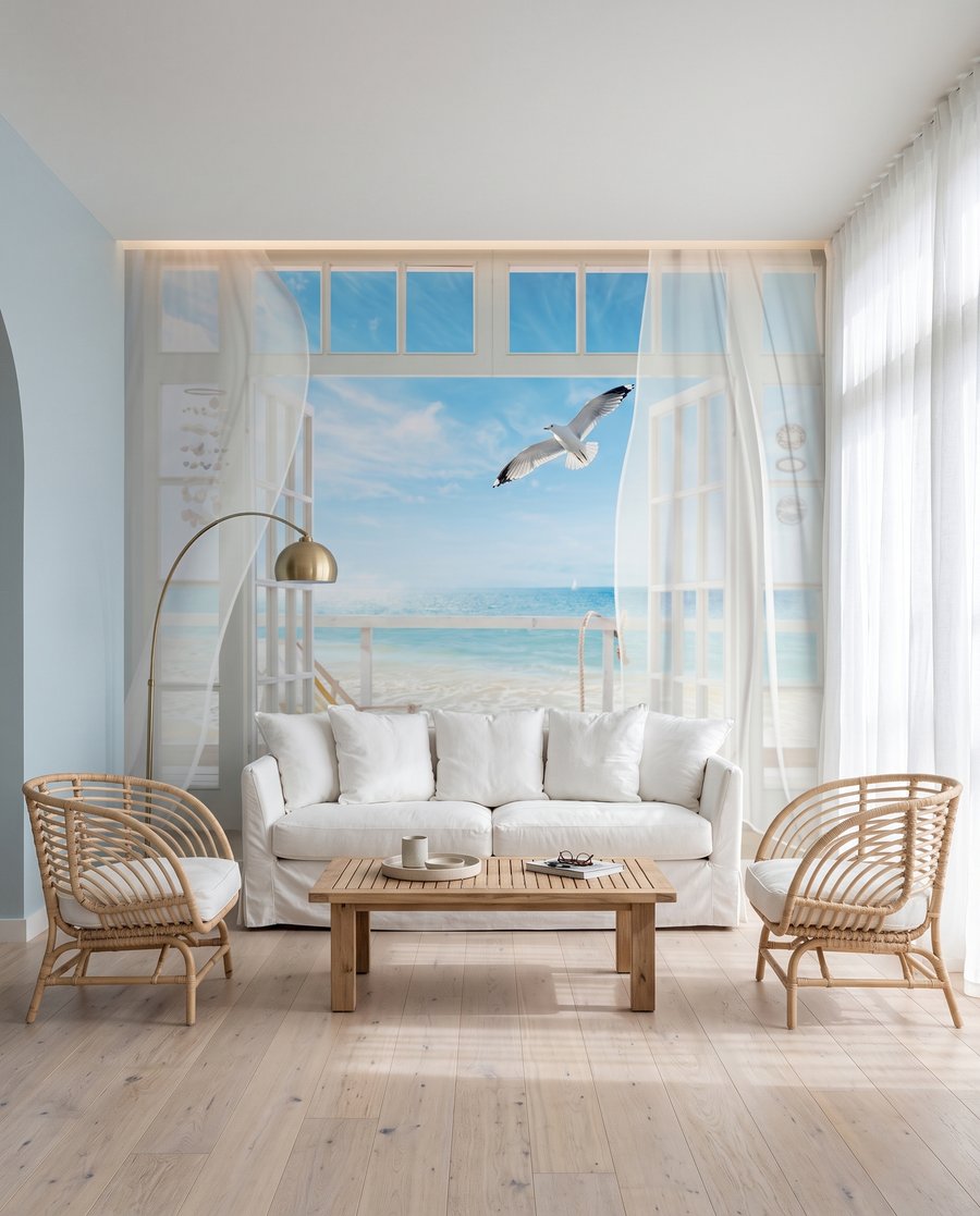 Vorhänge zum blauen Meer in einem Interieur