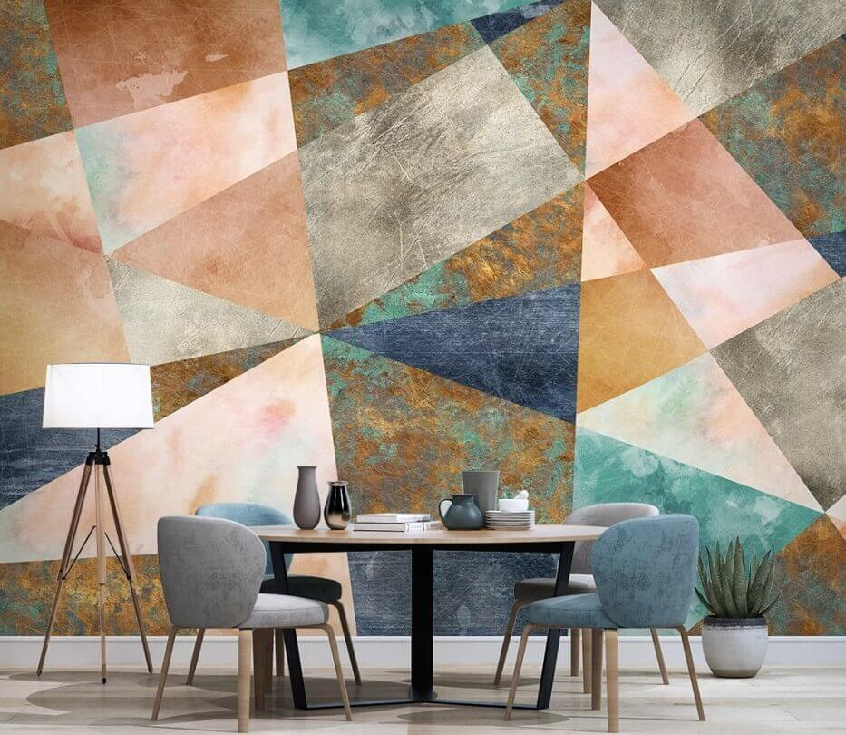 Dreiecke in verwitterten Farben in einem Interieur