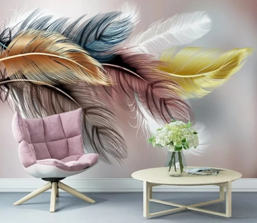 Bunte Federn auf Zartrosa in einem Interieur