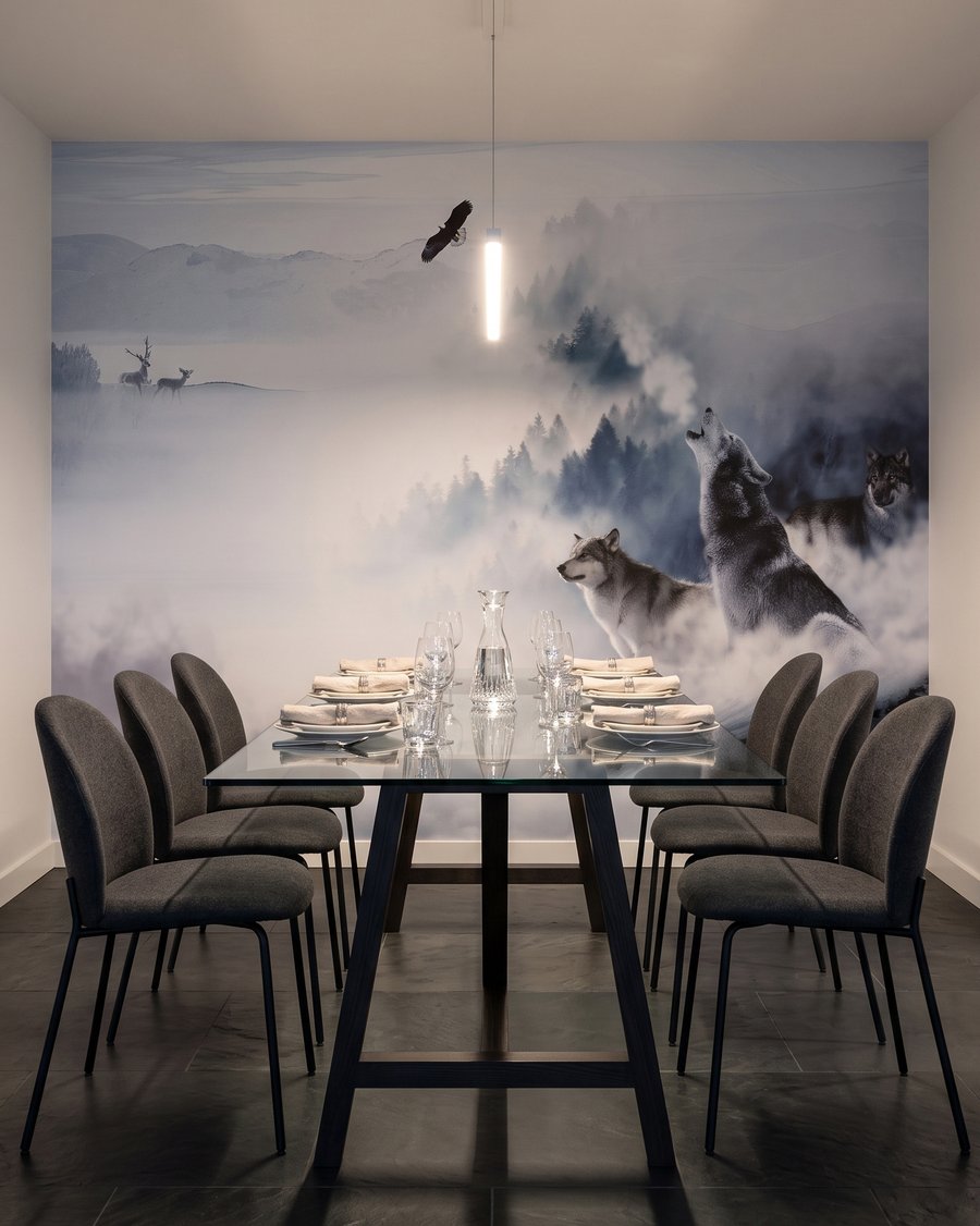 Wölfe in weißen Tälern in einem Interieur