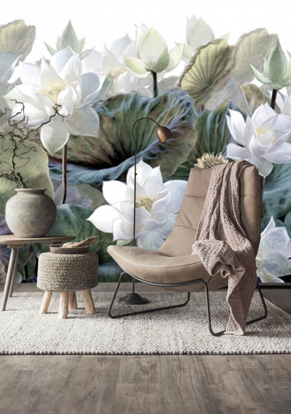 Weißer Lotus zwischen Blättern in einem Interieur
