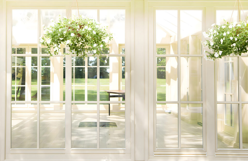 Weiße Fenstertüren ins Sonnenlicht — ganzes Design