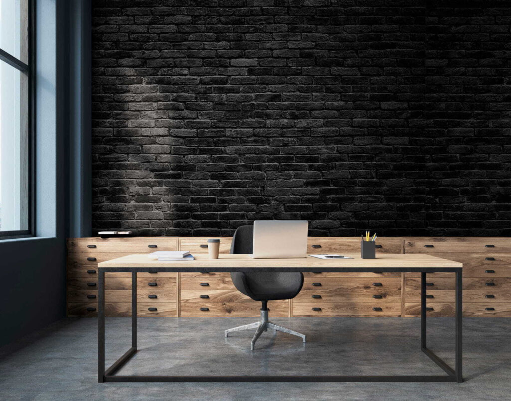 Mauer aus nachtschwarzen Steinen in einem Interieur