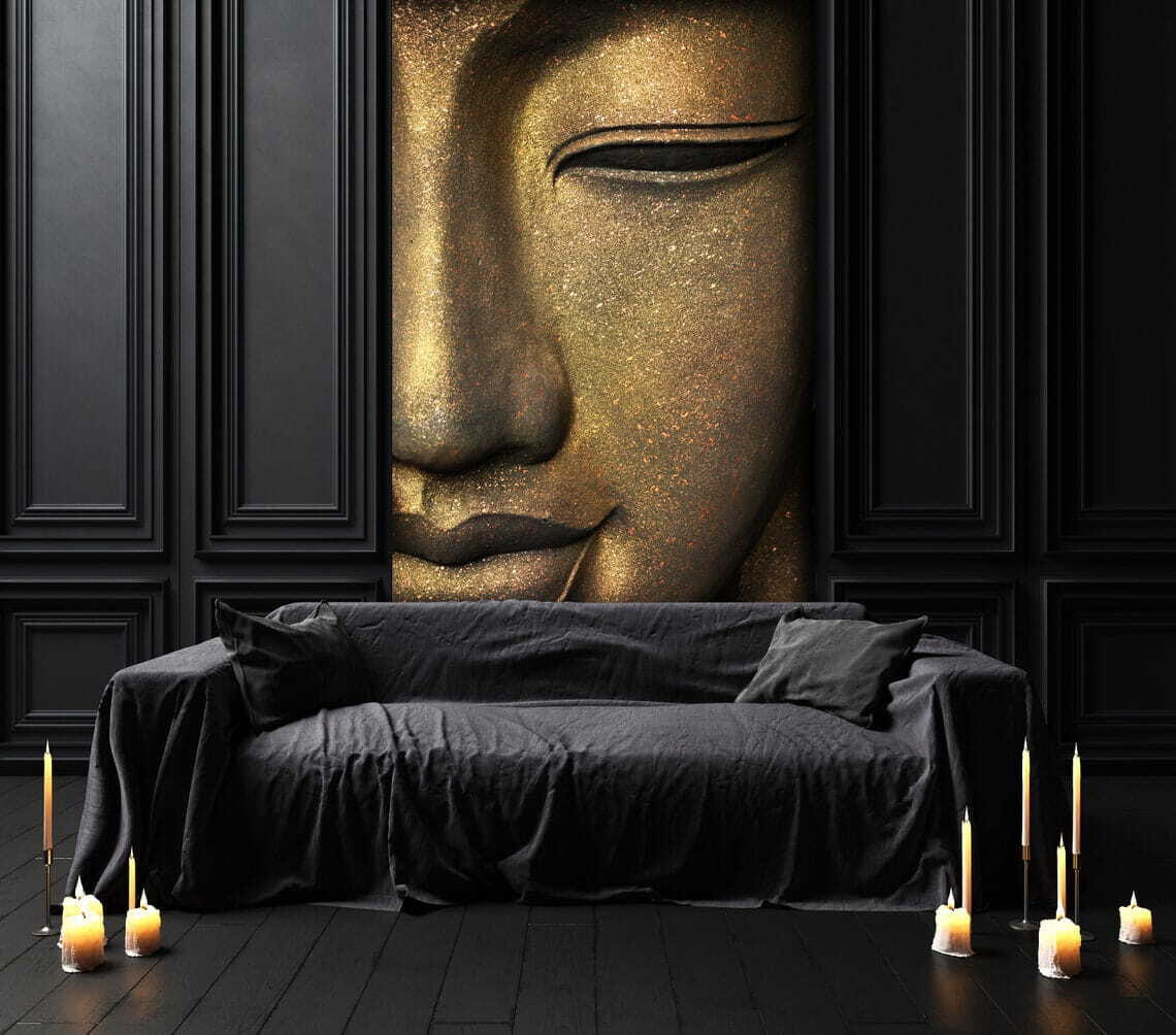 Geschlossene Augen in Gold in einem Interieur