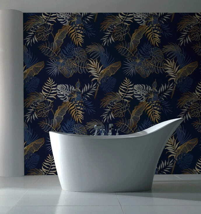 Blattzweige auf Königsblau in einem Interieur