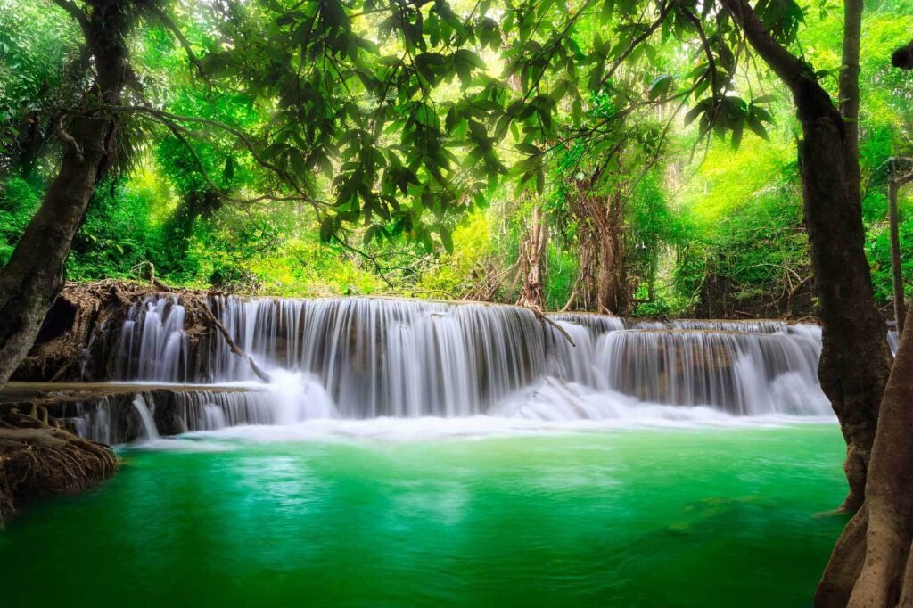 Breiter Wasserfall — ganzes Design