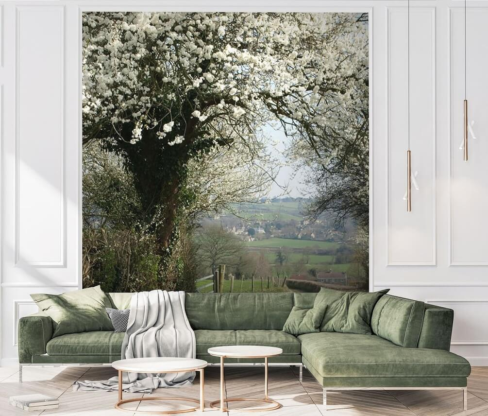 Landweg unter weißer Blüte in einem Interieur