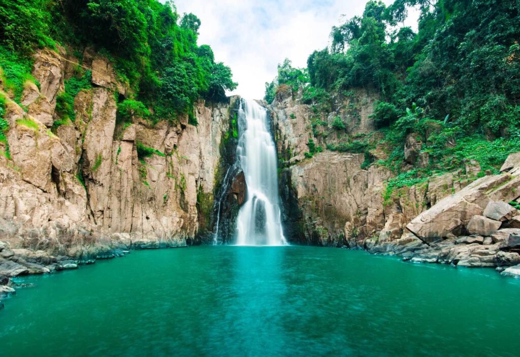 Hoher Wasserfall — ganzes Design