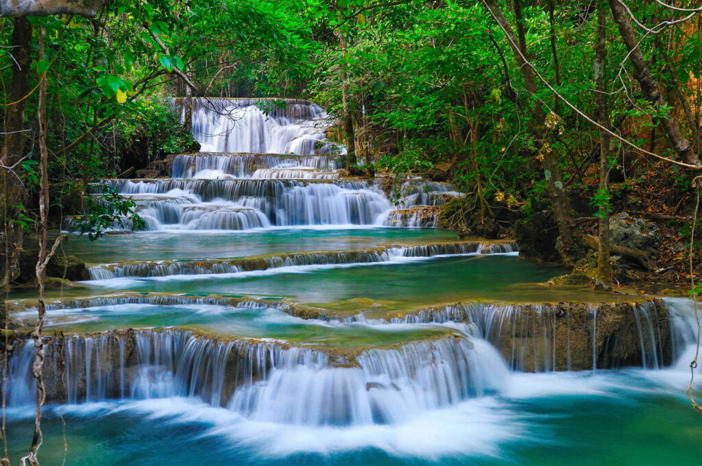 Wasserfall in breiten Stufen — ganzes Design
