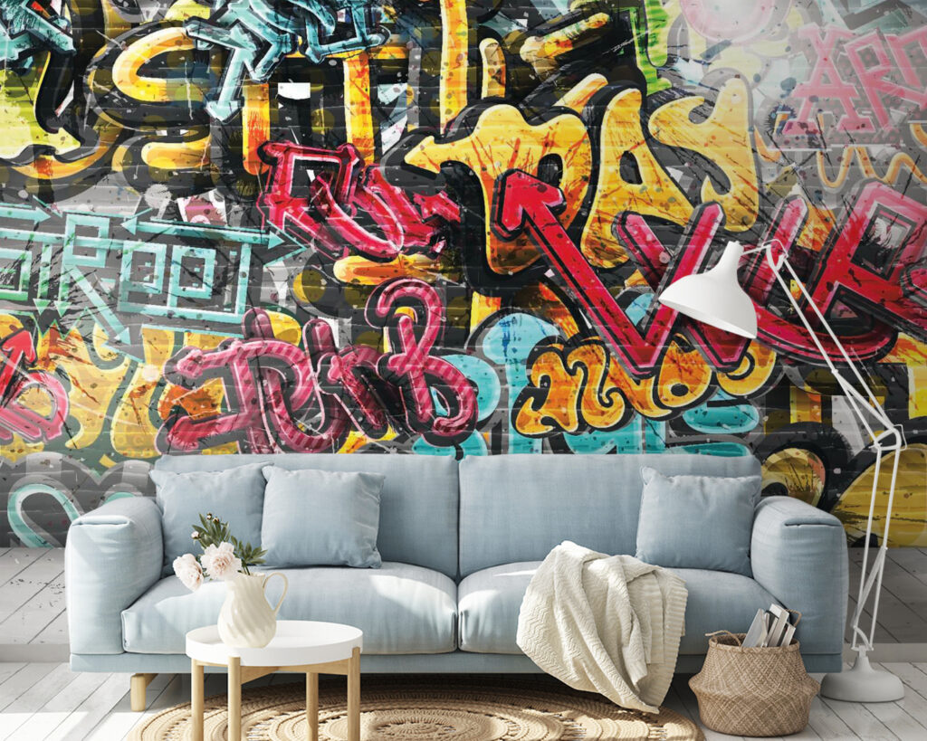 Wand voller Graffiti in einem Interieur