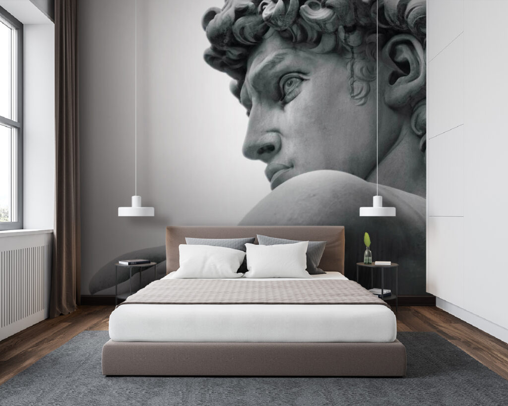 Eine Statue blickt zurück in einem Interieur