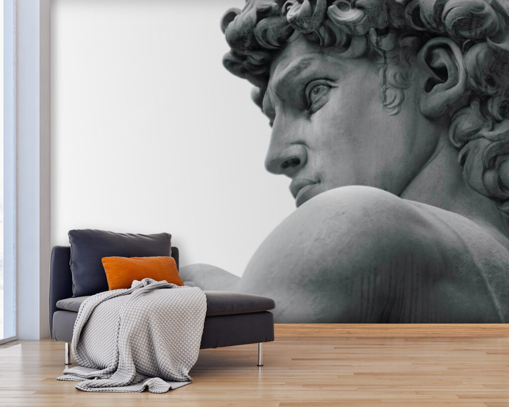 Eine Statue blickt zurück in einem Interieur