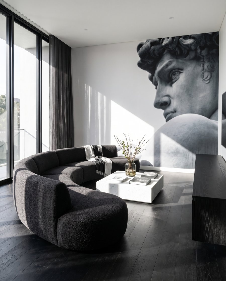 Eine Statue blickt zurück in einem Interieur