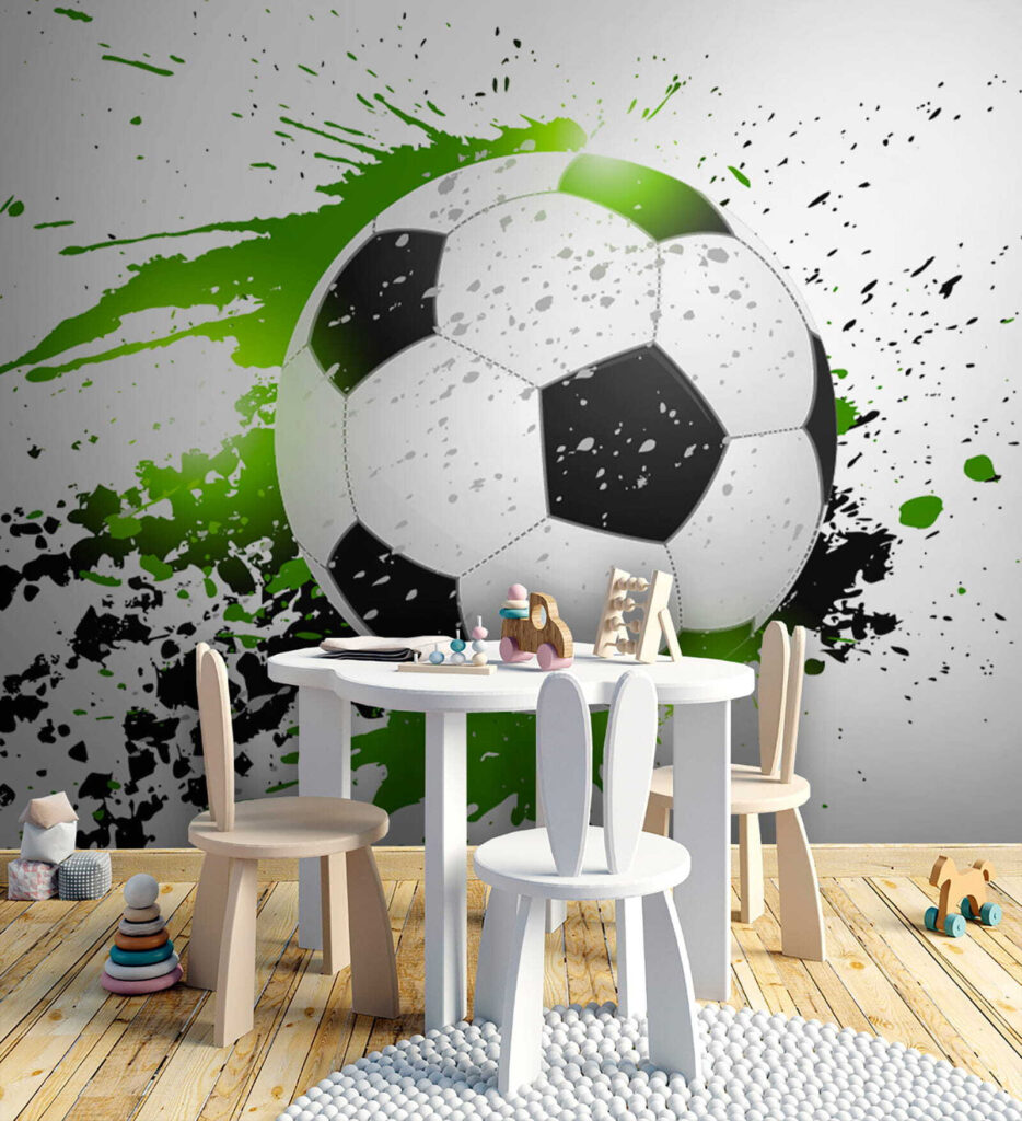 Fußball in grünen Farbspritzern in einem Interieur