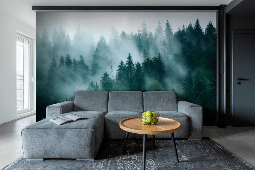 Nebel zwischen Nadelbäumen in einem Interieur