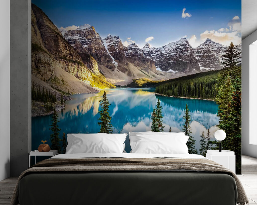 Blaue Spiegelung unter Gipfeln in einem Interieur