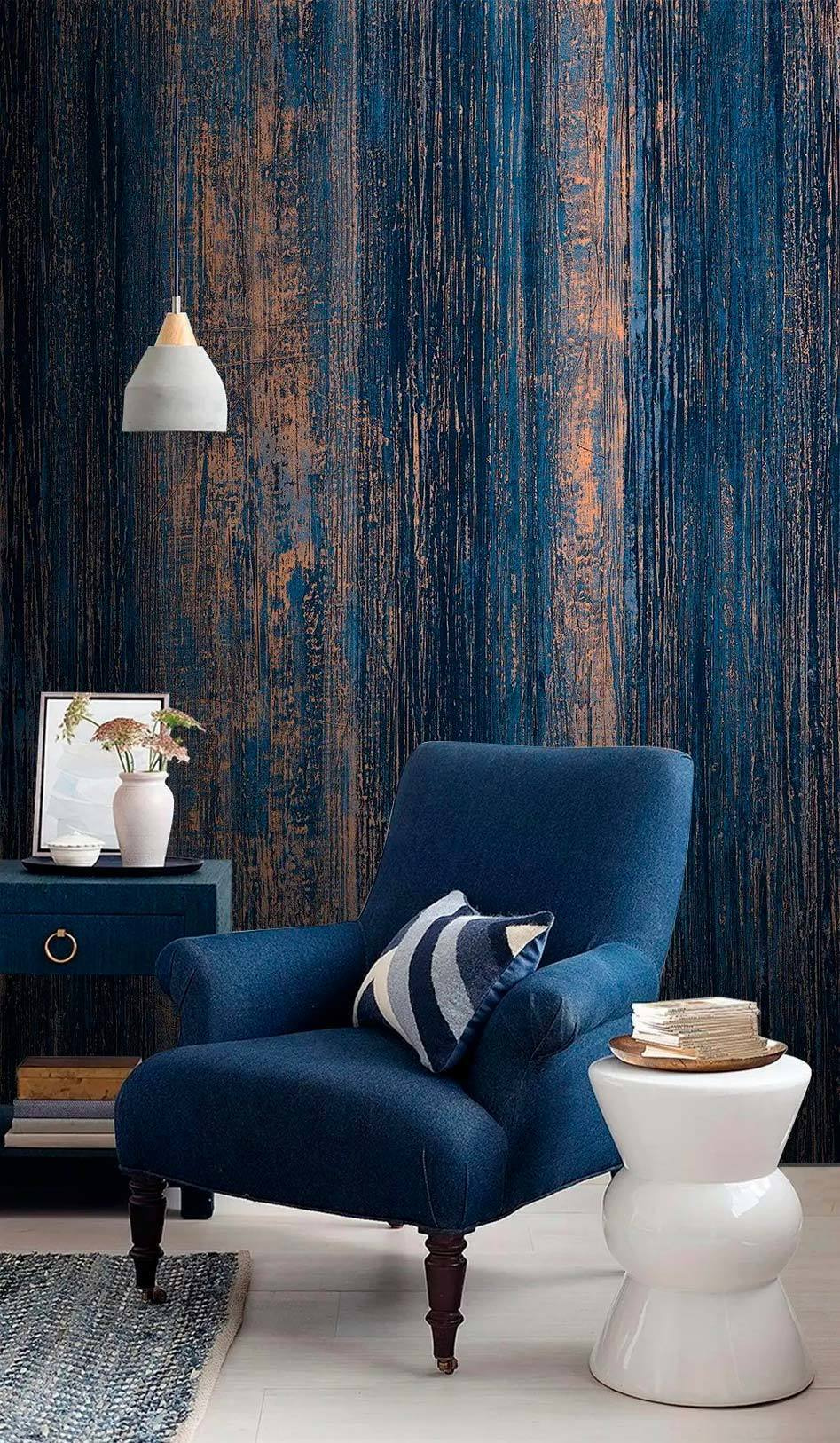 Blaue Streifen mit Rostspuren in einem Interieur