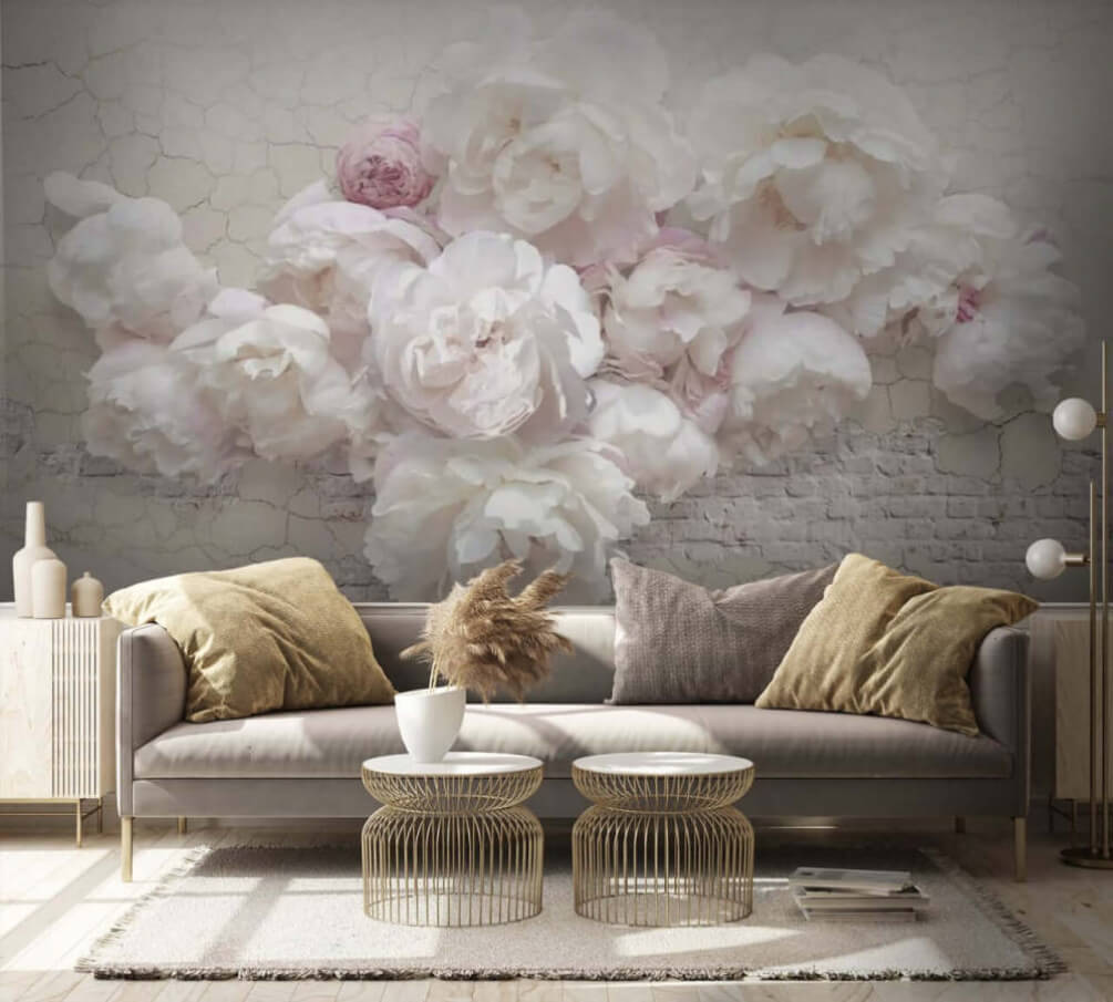 Rosen auf rissigem Weiß in einem Interieur