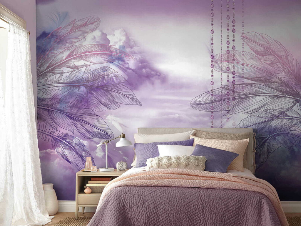 Violette Schaukel zwischen Federn in einem Interieur
