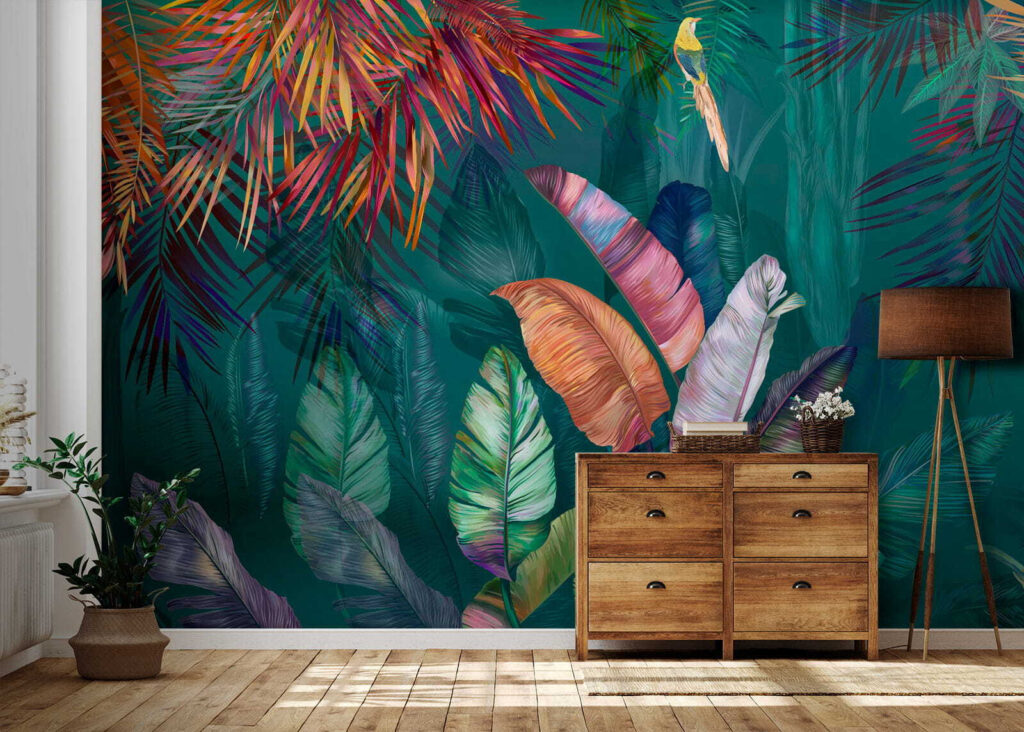 Tropenblätter in Juwelenfarben in einem Interieur