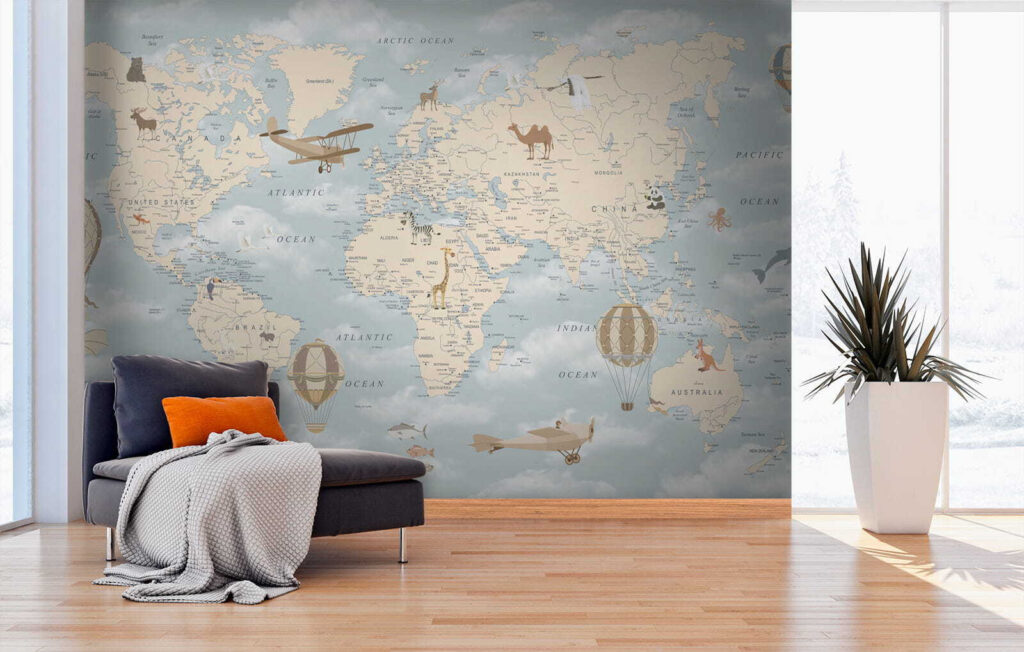 Weltkarte mit Wolkenhimmel in einem Interieur