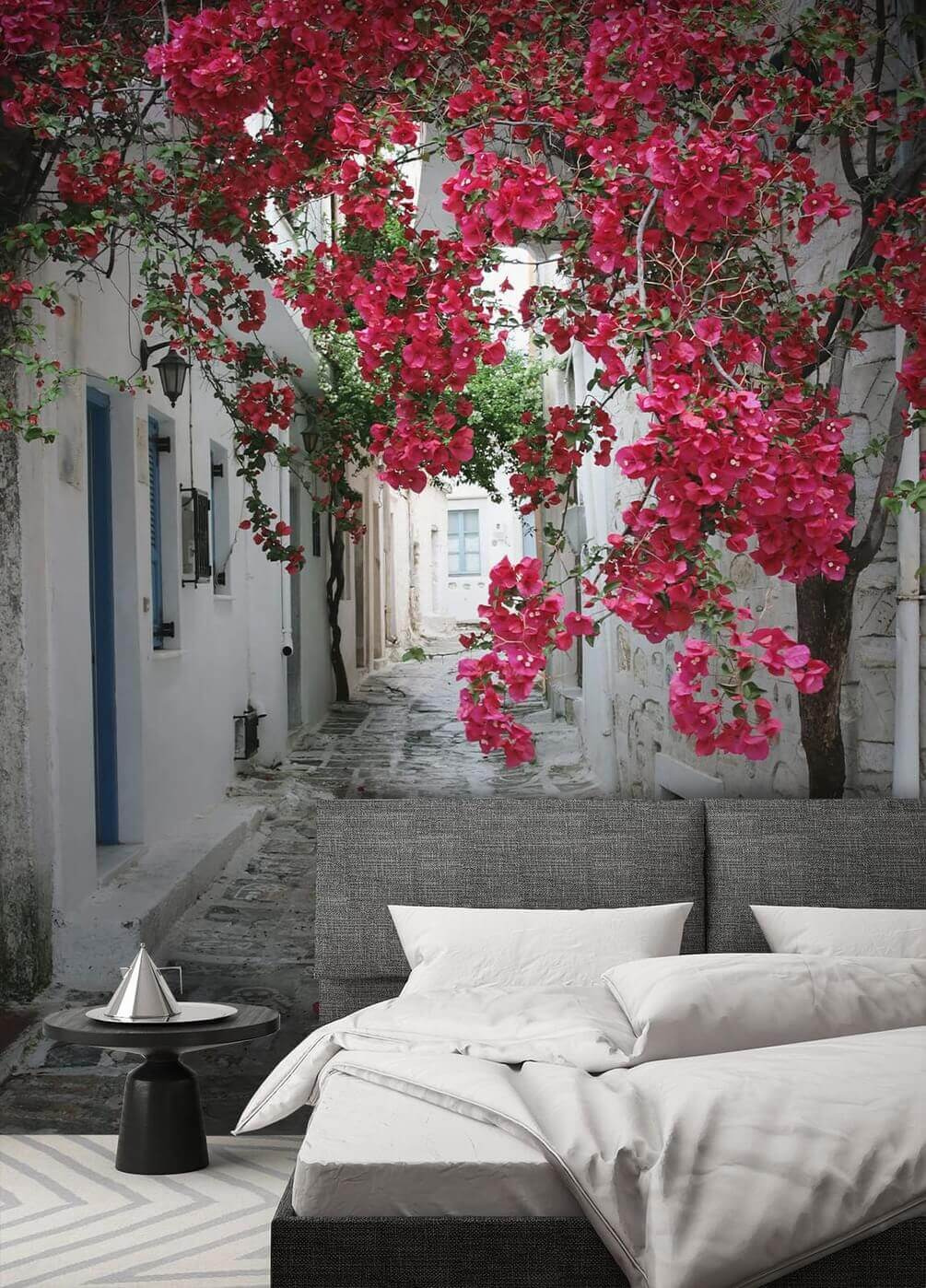 Gasse voller roter Blüten in einem Interieur